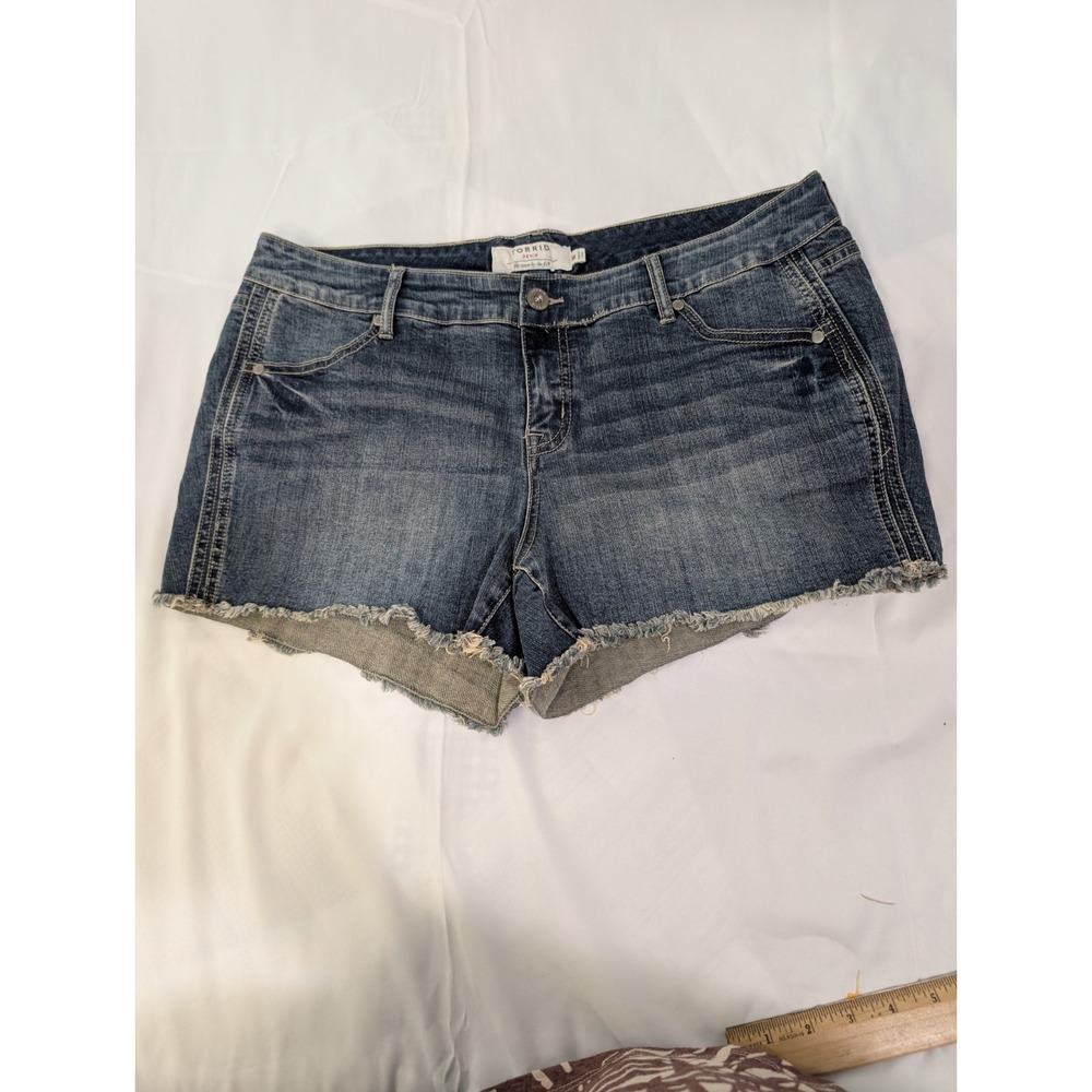 Torrid Plus Size 16 Distressed Cut Off Denim Shorts Blue Frayed Hem Stretch